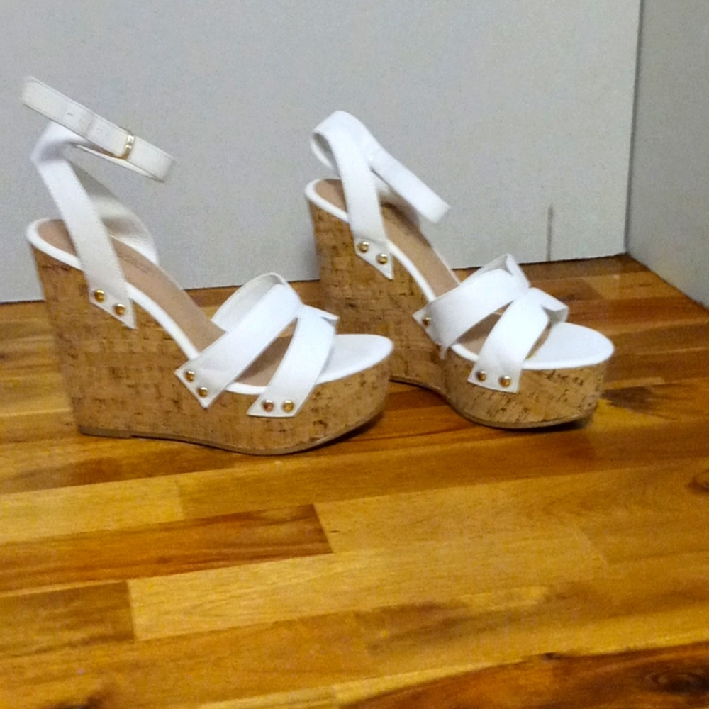 KYNDALL,Wedges, 8.5, white, SMOKE-FREE CLOSET! 🚭🛍️